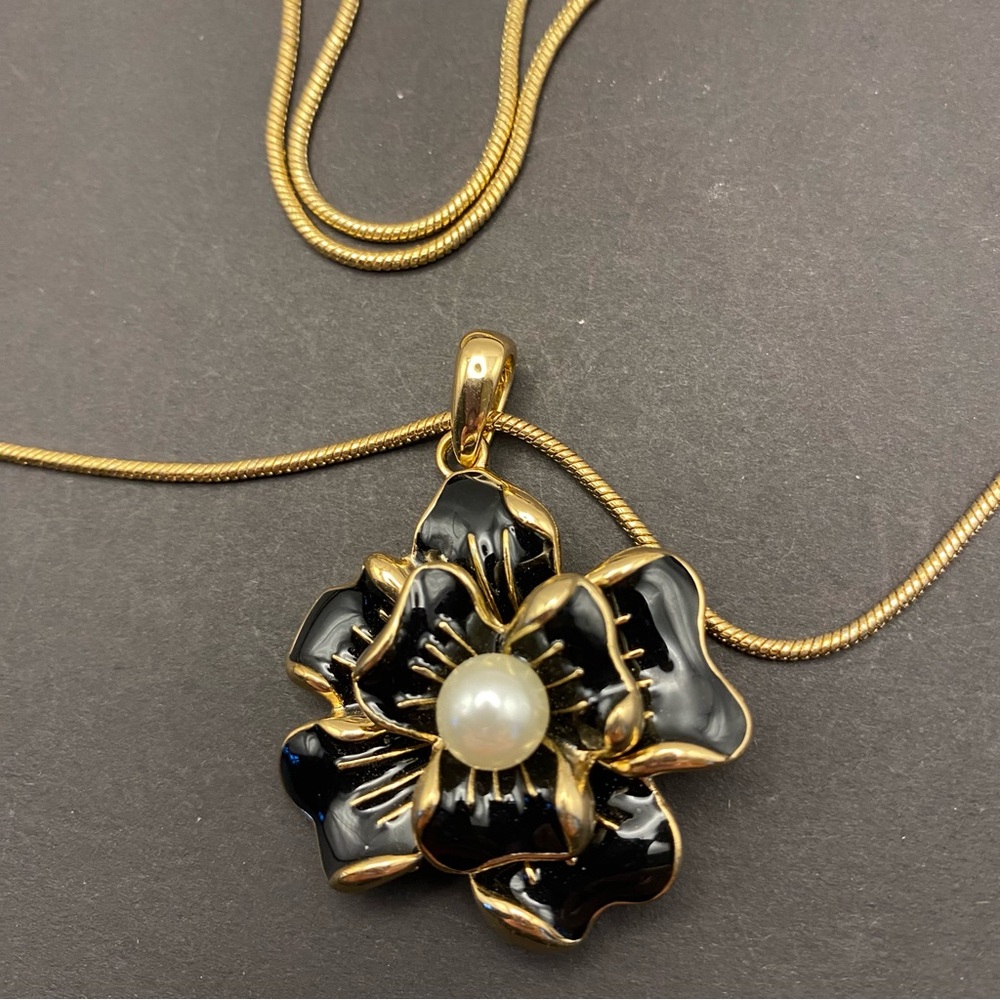 Adjustable length Gold-Tone Black Flower Pendant Necklace with Pearl Center